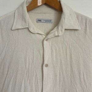 Lightly worn lightweight button down Zara shirt.